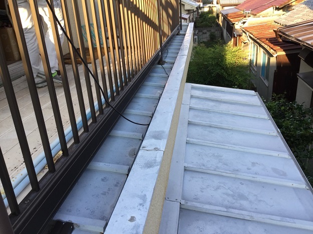 加古川市で雨漏りしていたバルコニー下の金属屋根